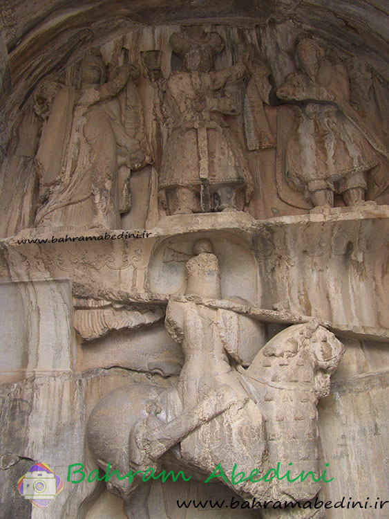 سنگ نگارهٔ تاج‌گذاری خسرو پرویز ، سمت راست اهورا مزدا و در میان خسروپرویز و در سمت چپ آناهیتا  ،آناهیتا ایزدبانوی آب‌هاست و نماد خرمی و سرسبزی.